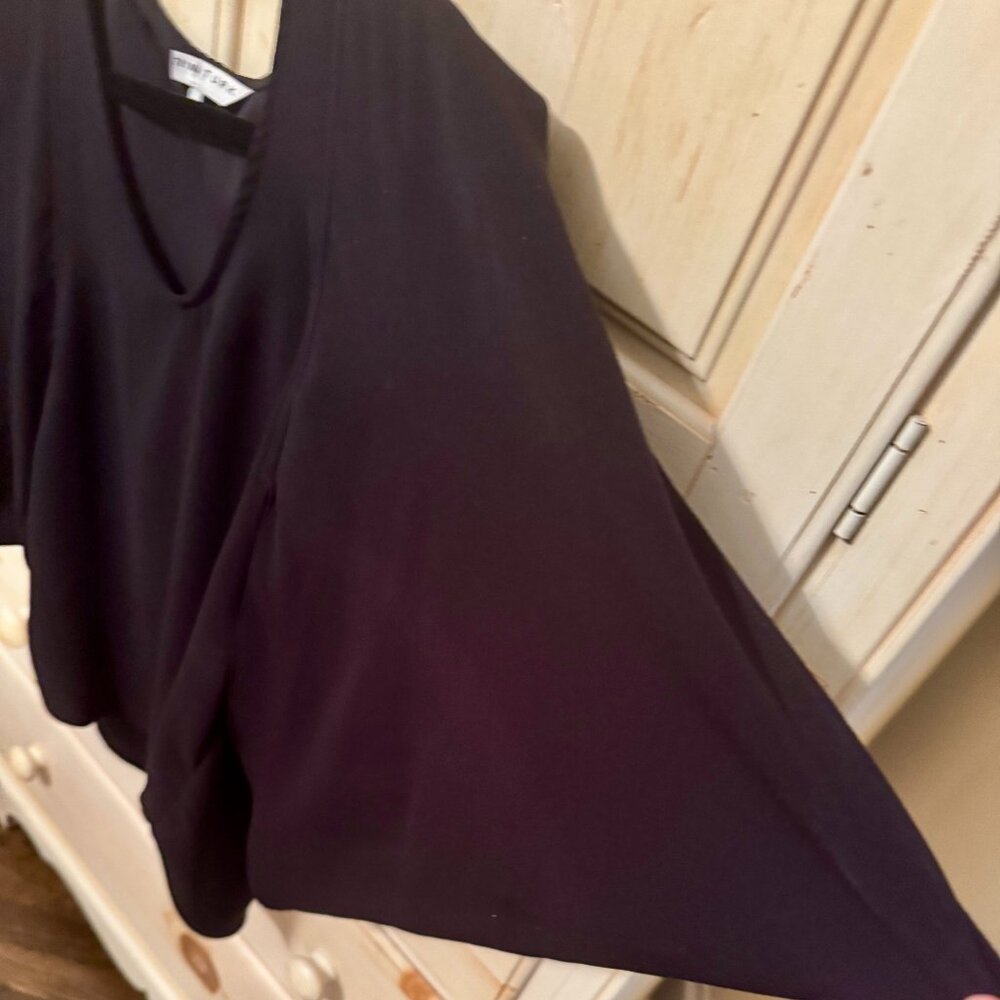 Trina Turk NWOT black v-neck cold shoulder bell short sleeve blouse XS - Picture 5 of 8